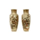 pair of antique Japanese Satsuma vases with a rich decor with seven ladies || Paar antieke Japanse