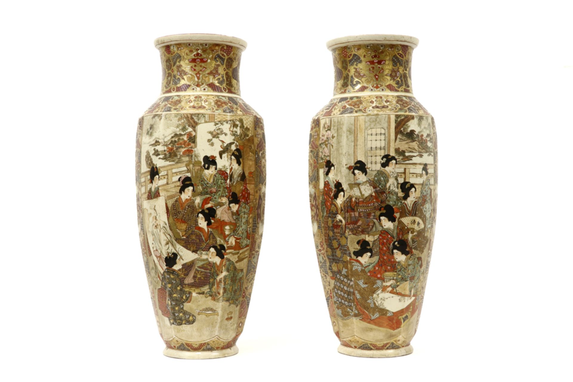 pair of antique Japanese Satsuma vases with a rich decor with seven ladies || Paar antieke Japanse