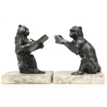 pair of Art Deco book-ends in marble each with a bronze Monkey sculpture || Paar Art Deco-