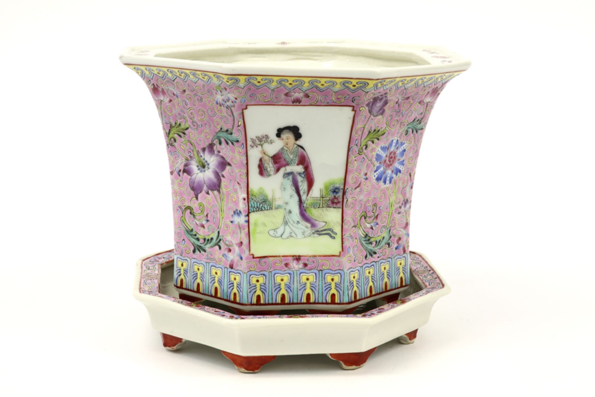 octogonal Chinese jardinier with its dish in marked porcelain with 'Famille Rose' decor with court
