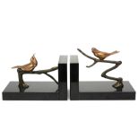 pair of Art Deco book-ends in marble each with a bronze "Birds on a branch" sculpture || Paar Art