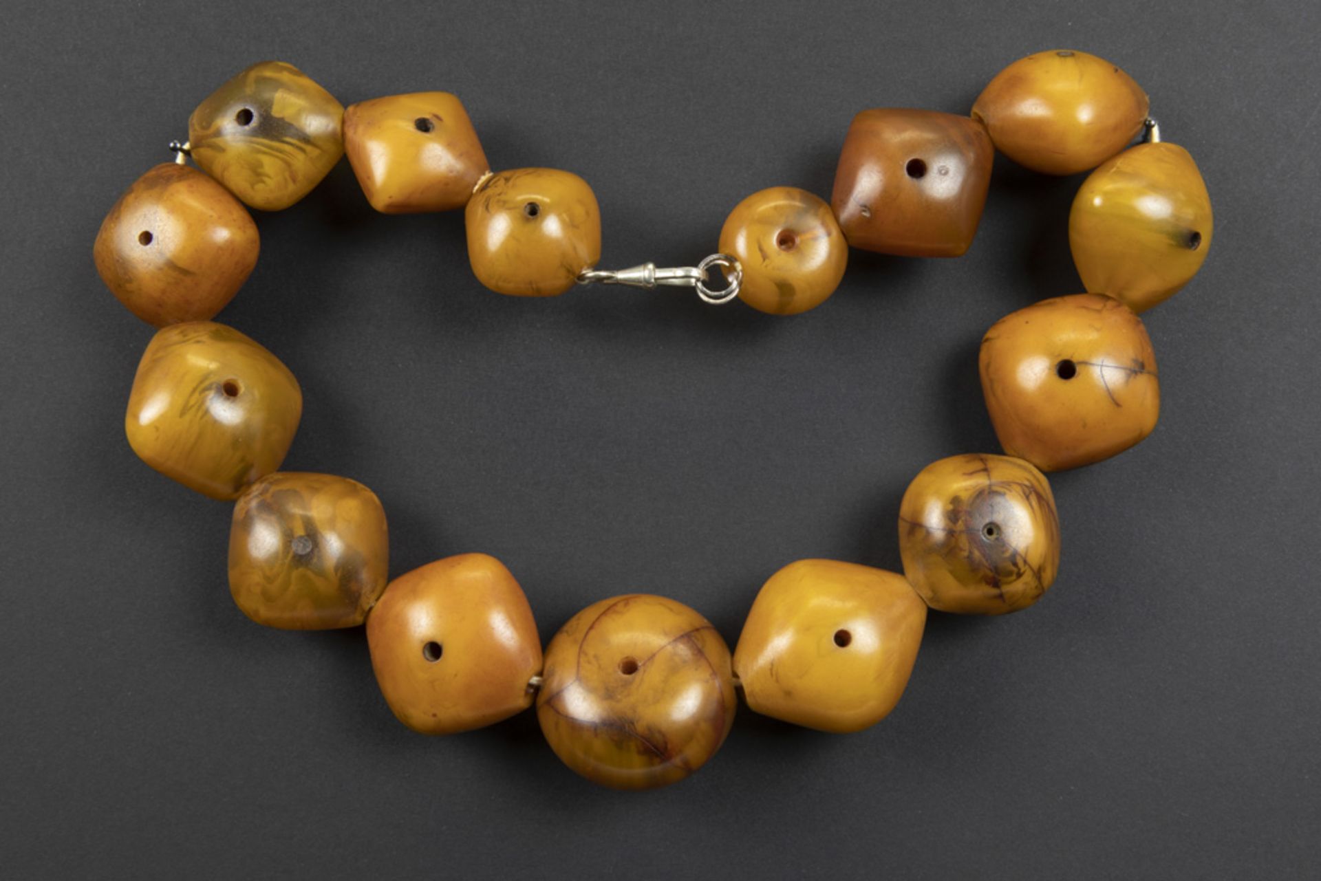 North African ethnic necklace or head ornament with beads in amber || Noord-Afrikaans etnisch