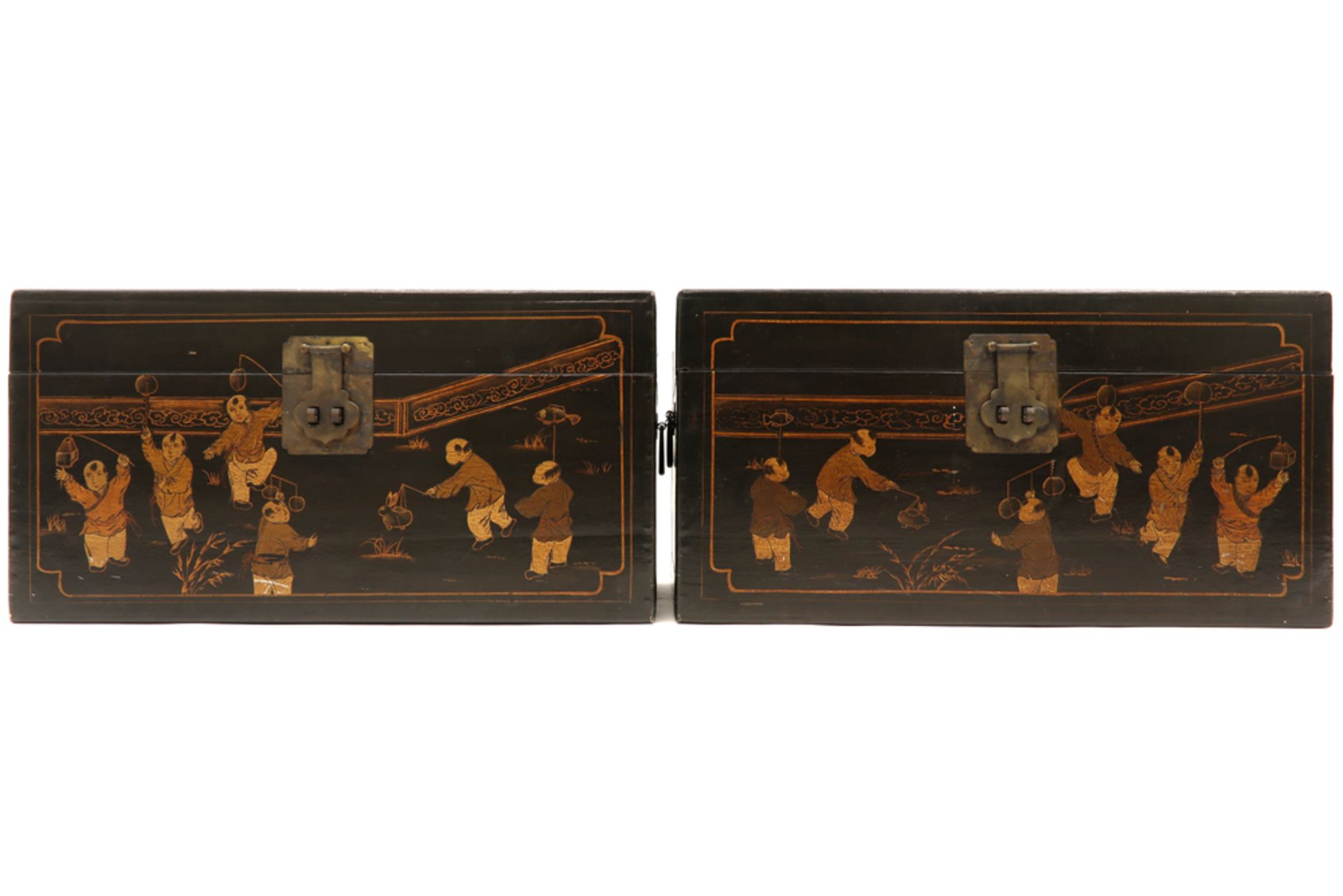 pair of antique Chinese chests in lacquered wood each with a top with a gilded decor with figures || - Bild 3 aus 4