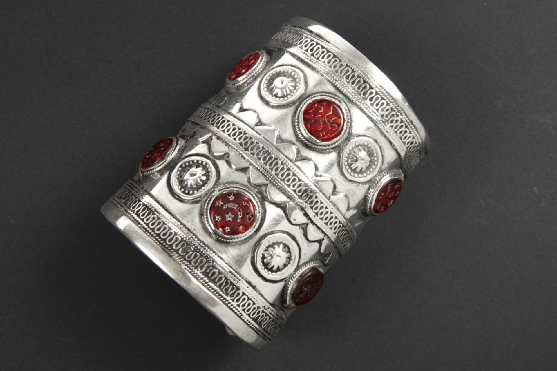 antique Turkmen bracelet in silver with engraved red stones || Antiek Turkmeens bracelet in zilver