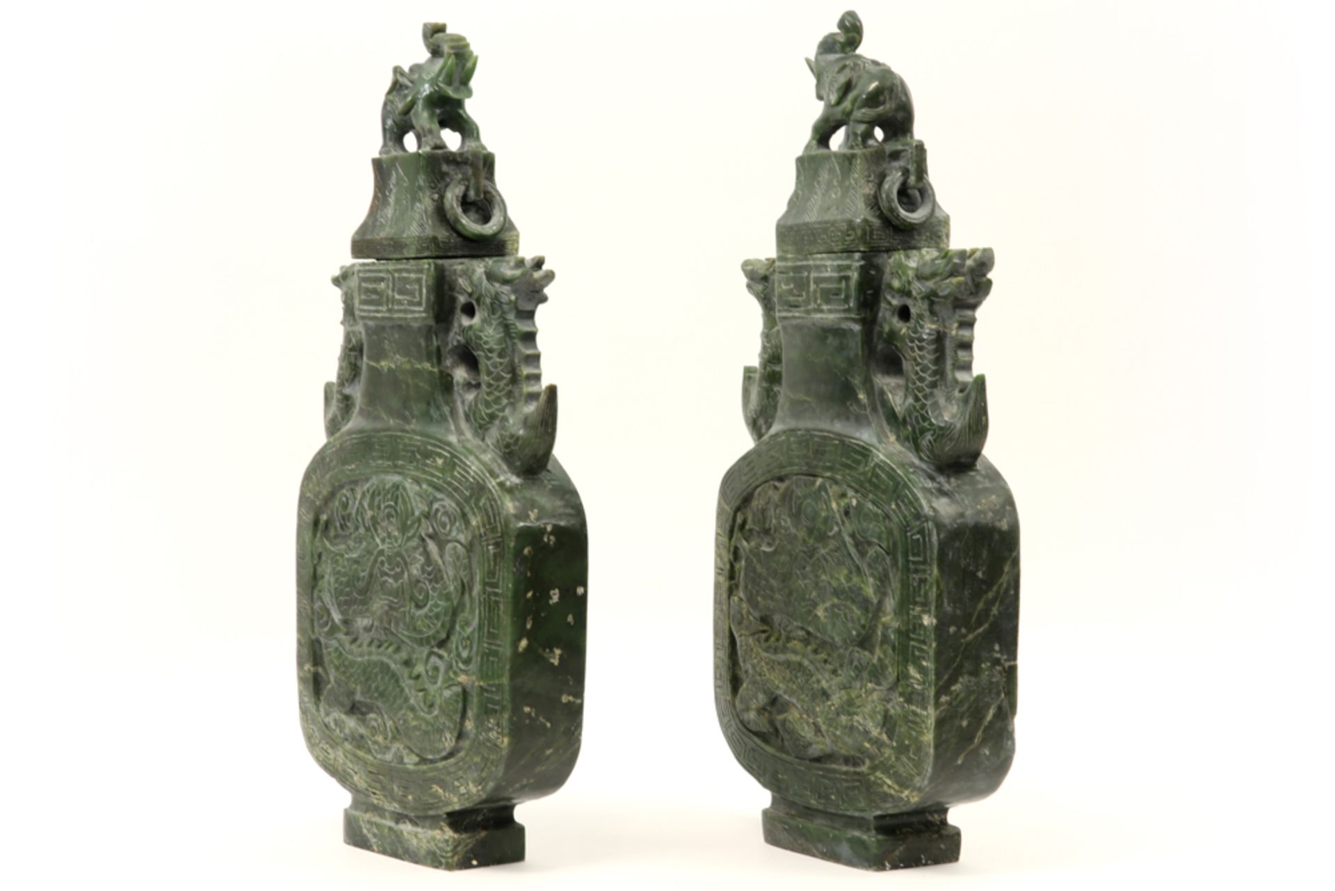 pair of Chinese Honan jade vases with lid with elephant || Paar Chinese vazen met deksel bekroond - Image 2 of 4