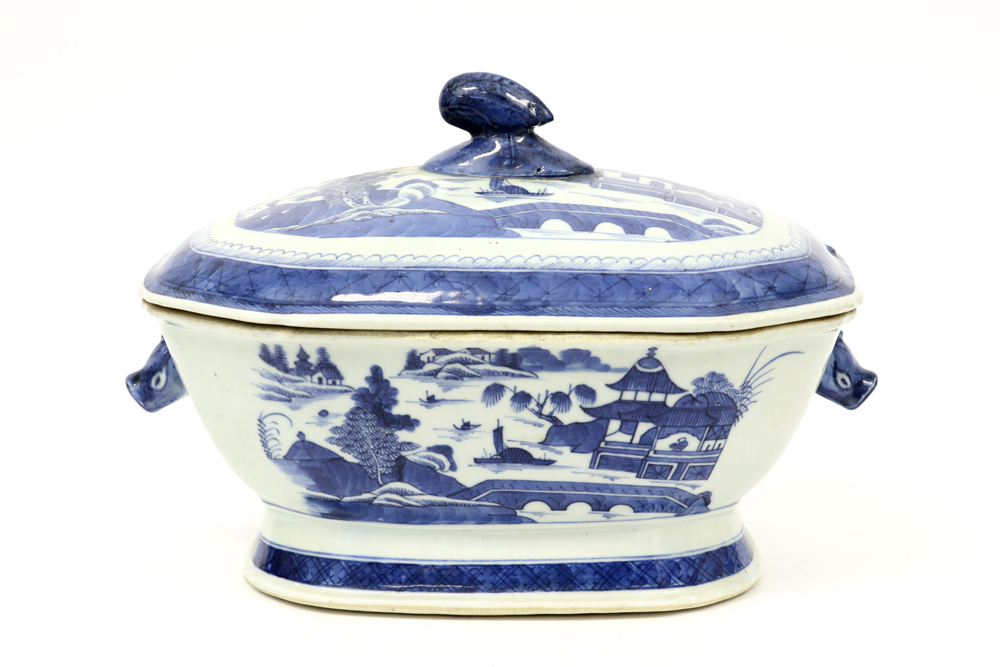 18th Cent. Chinese octogonal tureen with its lid in porcelain with blue-white landscape decor ||