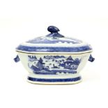 18th Cent. Chinese octogonal tureen with its lid in porcelain with blue-white landscape decor ||