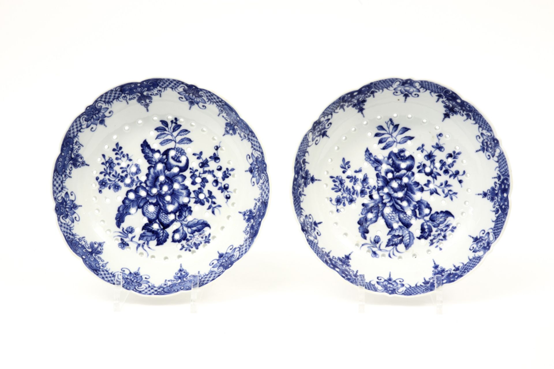 pair of 18th Cent. fruit colanders in Chinese porcelain with a blue-white flower decor || Paar