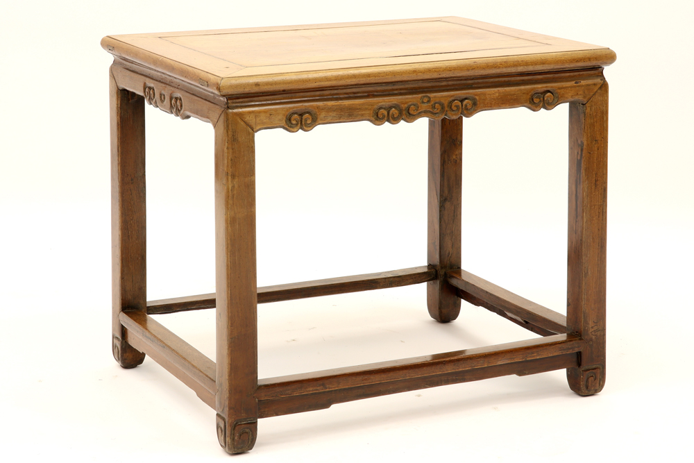 'antique' Chinese occasional table || 'Antieke' Chinese bijzettafel in blond hout