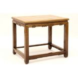 'antique' Chinese occasional table || 'Antieke' Chinese bijzettafel in blond hout