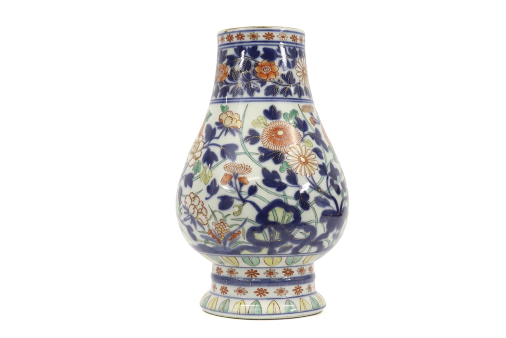 Chinese "Hue" vase in porcelain with a polychrome flower decor || Chinese "Hue" vaas in porselein