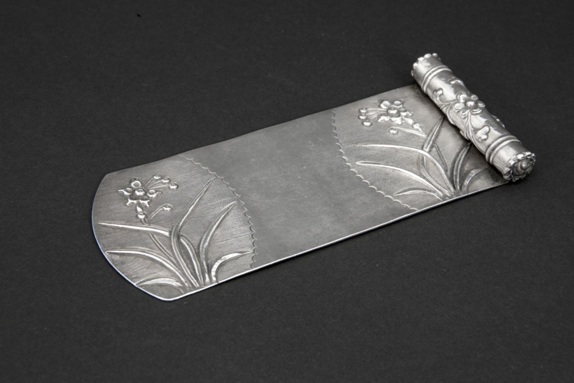 antique Japanese hair ornament in marked silver with a floral decor || Antiek Japans sieraad voor in - Bild 2 aus 3
