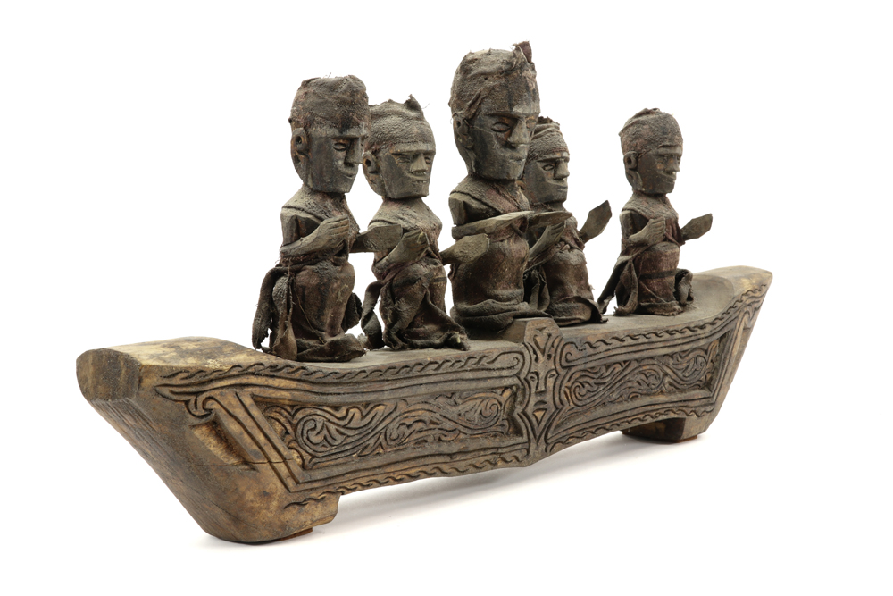Sulawesi wooden spirit or tomb boat with five figures || INDONESIË / SULAWESI geestes- of grafboot - Image 3 of 3