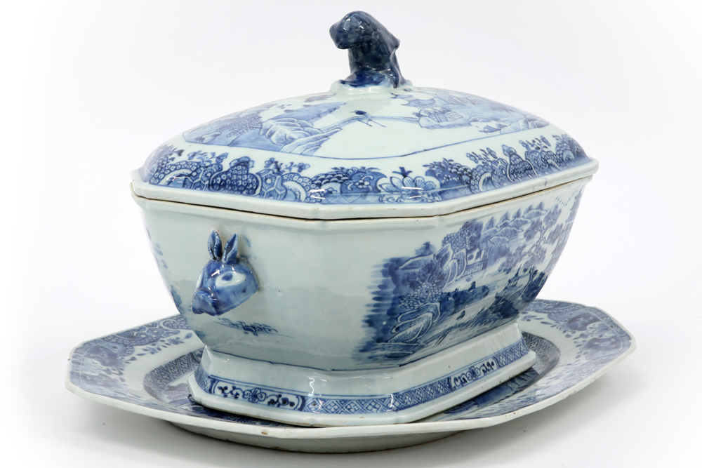18th Cent. Chinese set of lidded tureen and its matching dish in porcelain with a blue-white - Bild 2 aus 5