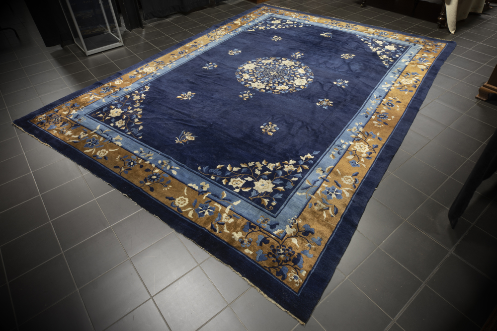 antique Chinese rug with a quite traditional design with medaillon on a blue background || Antiek