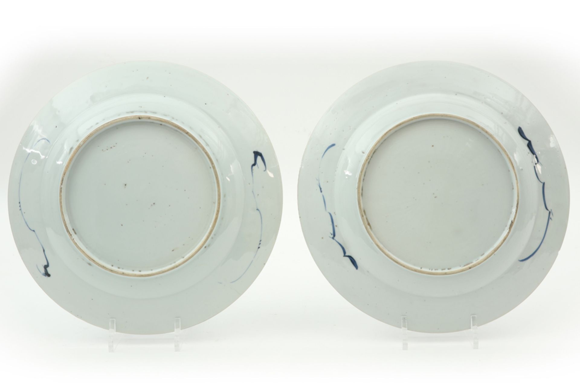 pair of 18th Cent. Chinese plates in porcelain with a blue-white decor with a scroll with garden - Bild 2 aus 2