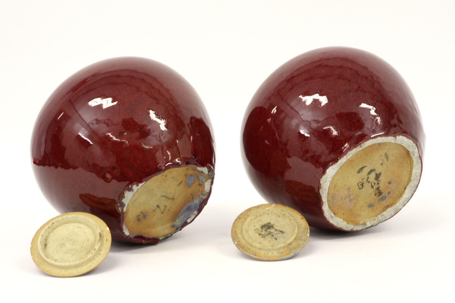 pair of antique Chinese lidded ginger jars in earthenware with "sang de boeuf" glaze || Paar antieke - Bild 3 aus 4