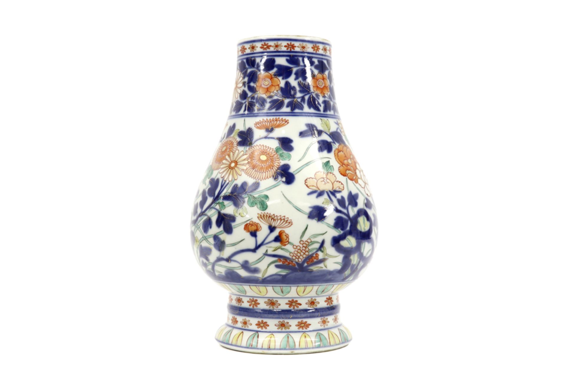 Chinese "Hue" vase in porcelain with a polychrome flower decor || Chinese "Hue" vaas in porselein - Image 2 of 4