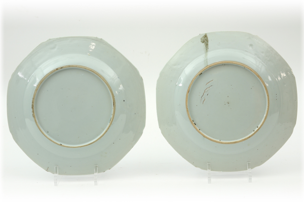 pair of 18th Cent. Chinese plates in porcelain with a blue-white garden decor || Paar achttiende - Bild 2 aus 2