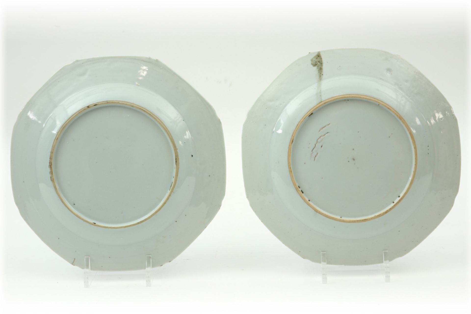 pair of 18th Cent. Chinese plates in porcelain with a blue-white garden decor || Paar achttiende - Bild 2 aus 2
