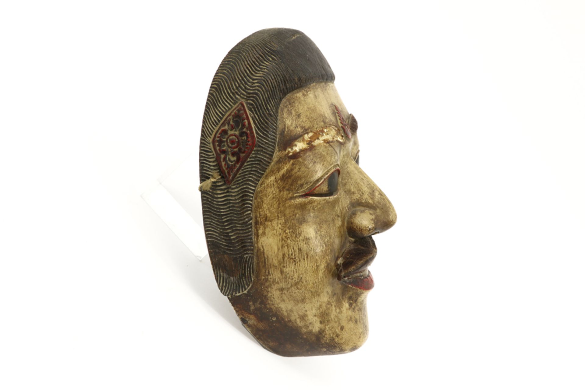 Balinese dance mask in wood with well preserved polychromy || Mooi oud Balinees dansmasker in hout - Image 2 of 3