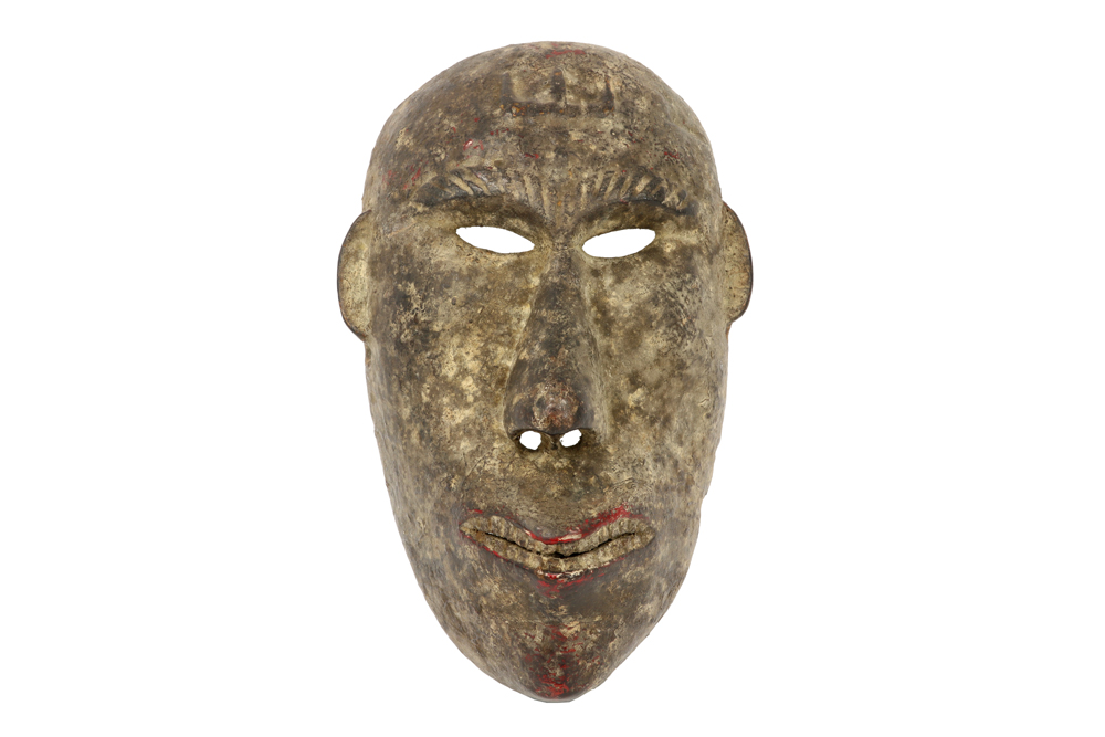 "antique" Nepalese wooden mask with red lips || "Antiek" Nepalees masker in hout met een menselijk
