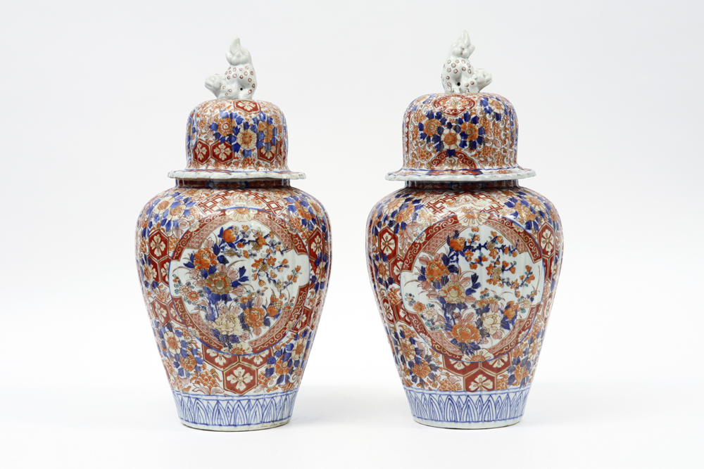 pair of 19th Cent. lidded vases in porcelain with an Imari decor || Paar negentiende eeuwse - Image 2 of 5