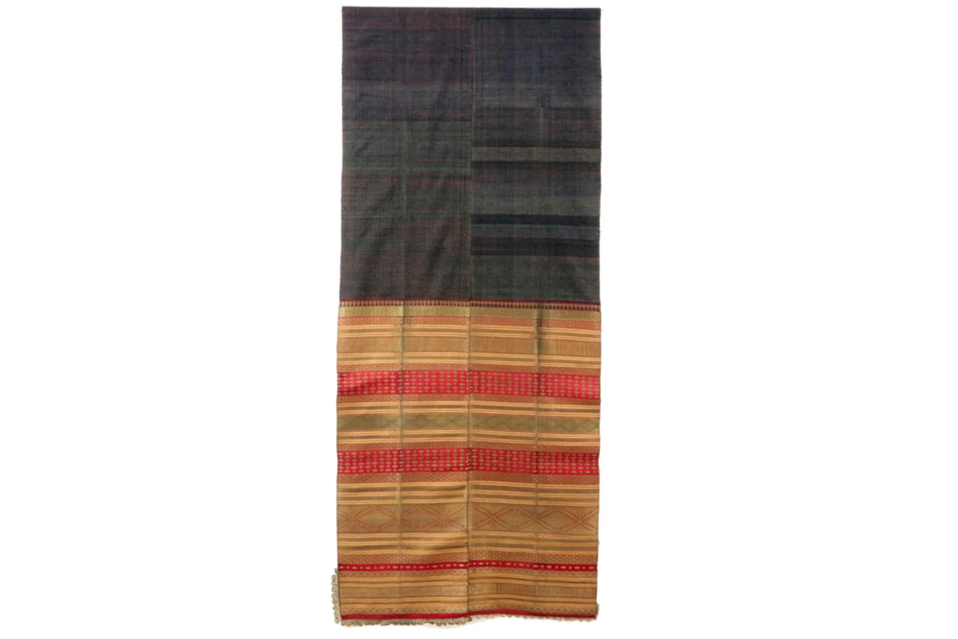 handwoven Indonesian sari with gold threat and typical geometric design || Indonesische sari in