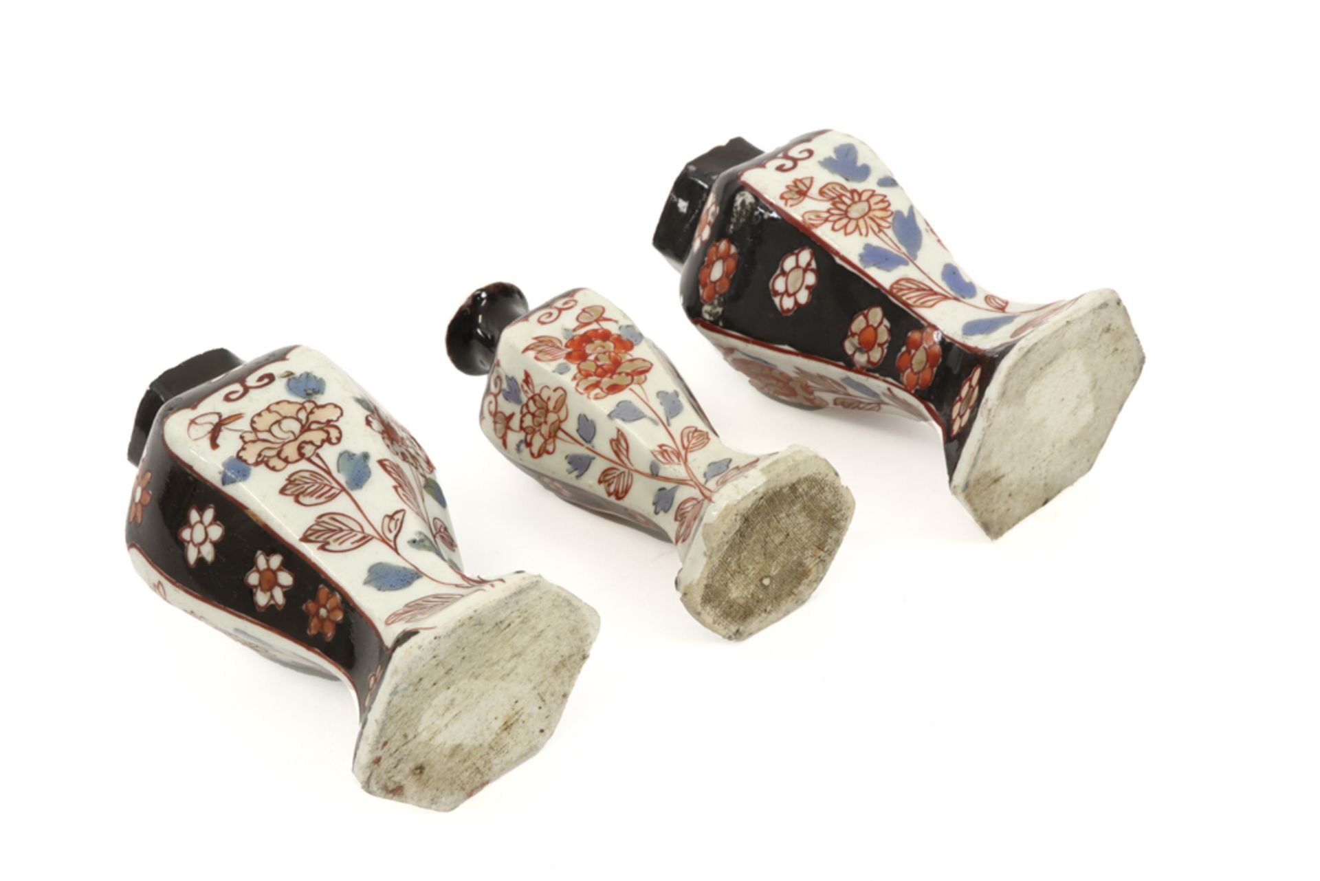 small antique garniture with three vases in porcelain with polychrome floral decor || Driedelig - Image 4 of 4