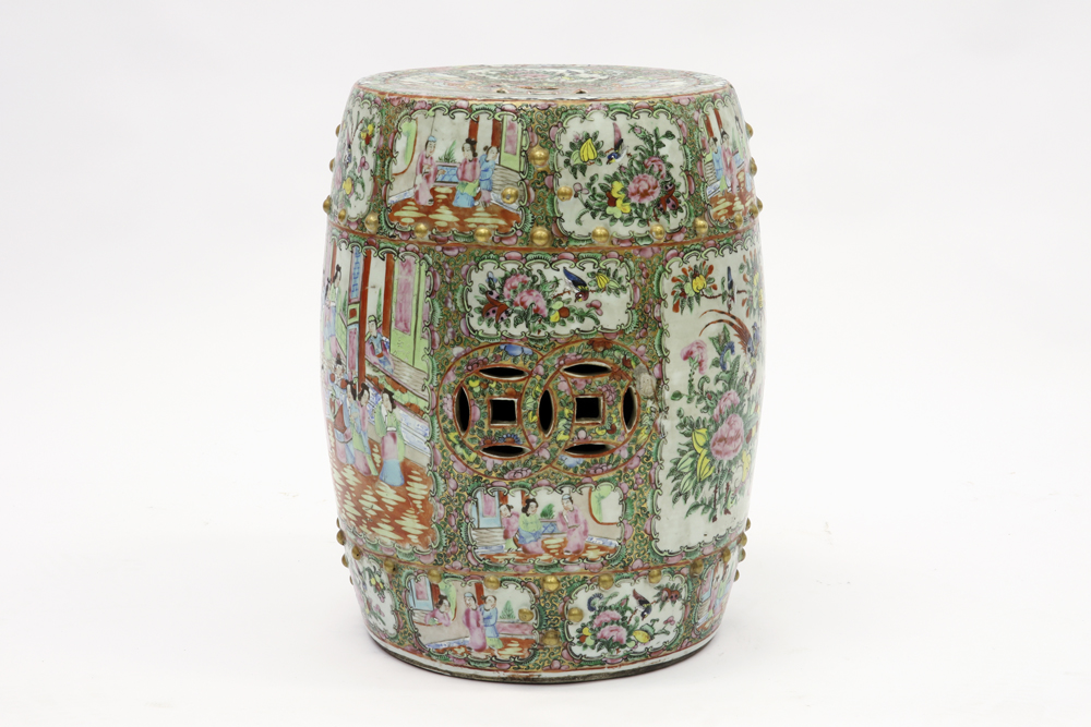 19th Cent. Chinese garden stool in porcelain with a typical Cantonese decor || Negentiende eeuwse - Image 2 of 5