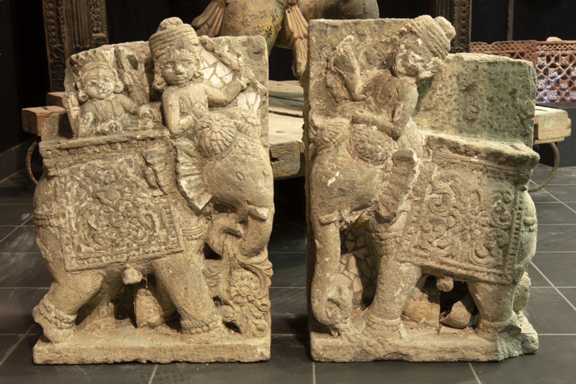pair of 19th Cent. Indian stone sculptures from a haveli in Gujarat || INDIA / GUJARAT - 19° EEUW