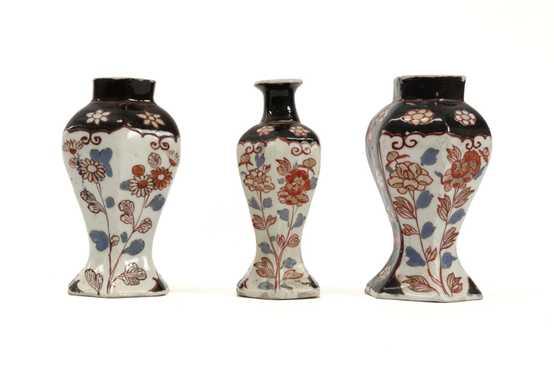 small antique garniture with three vases in porcelain with polychrome floral decor || Driedelig