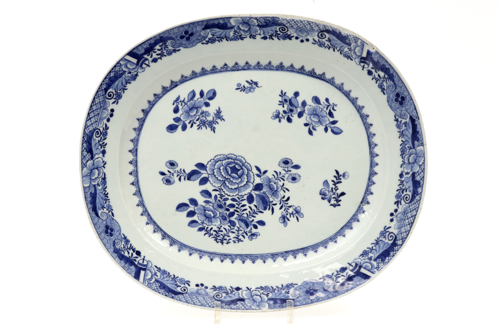 oval 18th Cent. Chinese dish in porcelain with a blue-white flower decor || Ovale achttiende