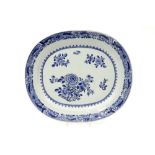 oval 18th Cent. Chinese dish in porcelain with a blue-white flower decor || Ovale achttiende