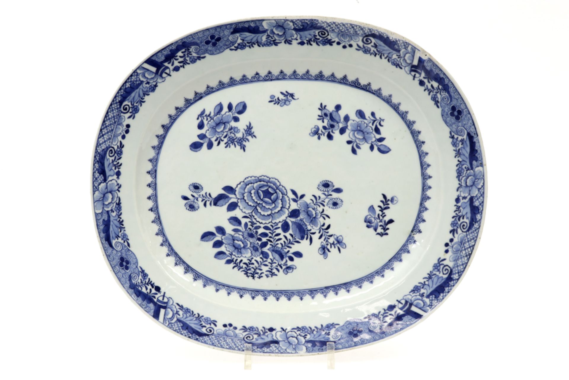 oval 18th Cent. Chinese dish in porcelain with a blue-white flower decor || Ovale achttiende