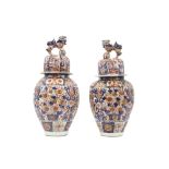 pair of antique Japanese lidded vases in porcelain with Imari decor || Paar antieke Japanse