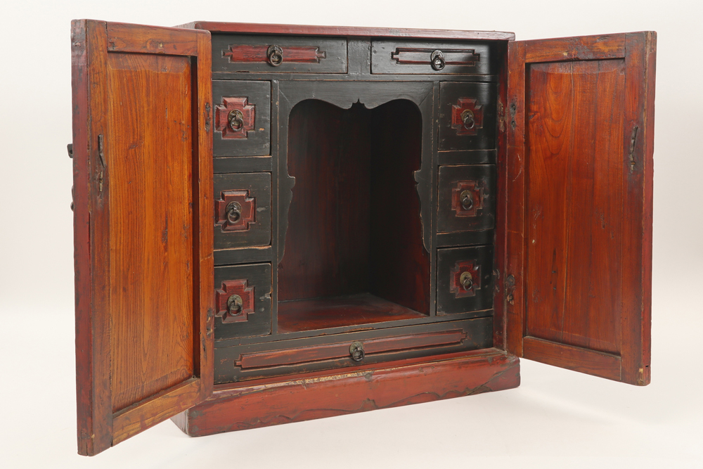 small antique Chinese altar cabinet in lacquered wood || Antiek Chinees altaarkabinetje in gelakt - Bild 2 aus 3