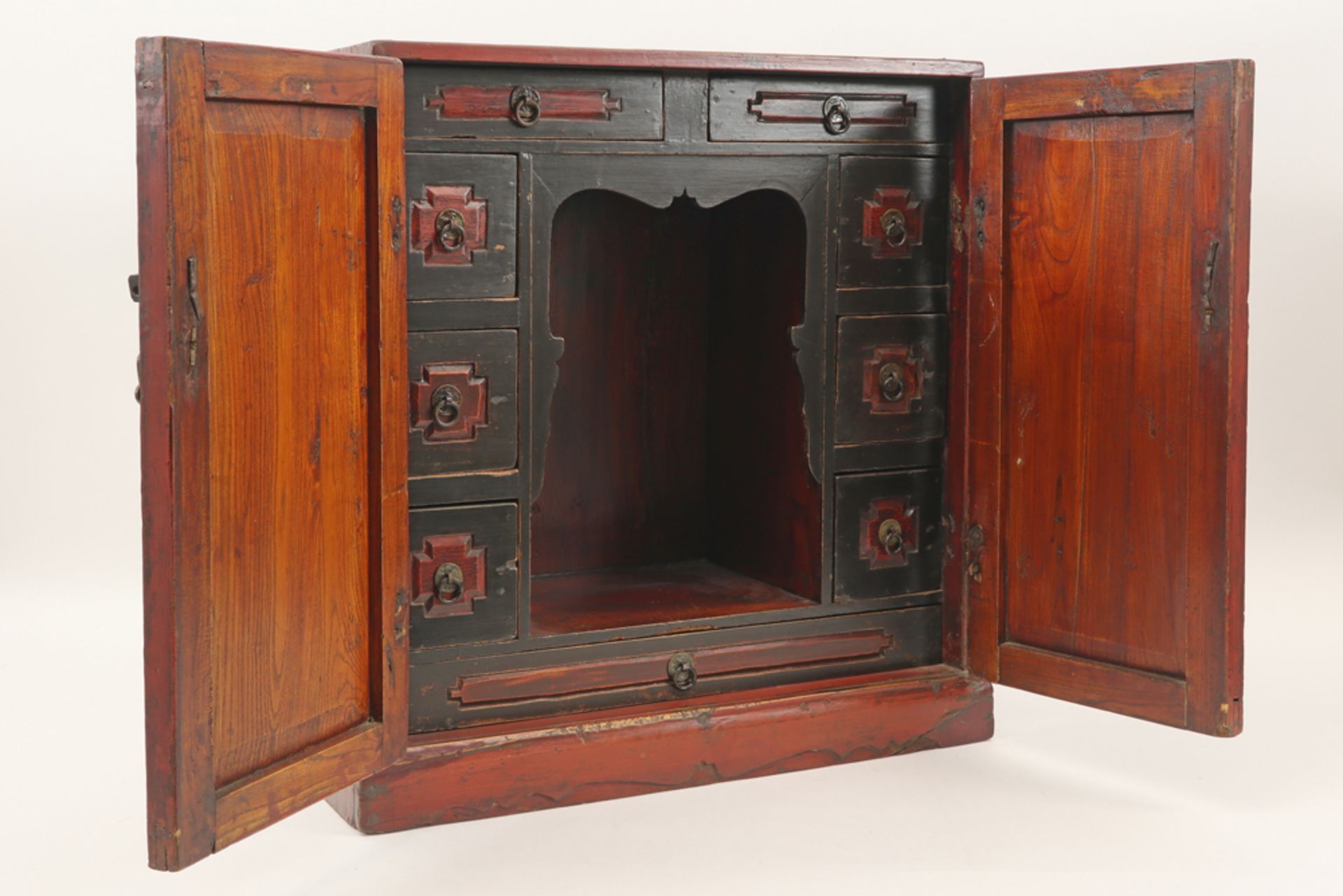 small antique Chinese altar cabinet in lacquered wood || Antiek Chinees altaarkabinetje in gelakt - Image 2 of 3