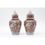 pair of 19th Cent. lidded vases in porcelain with an Imari decor || Paar negentiende eeuwse