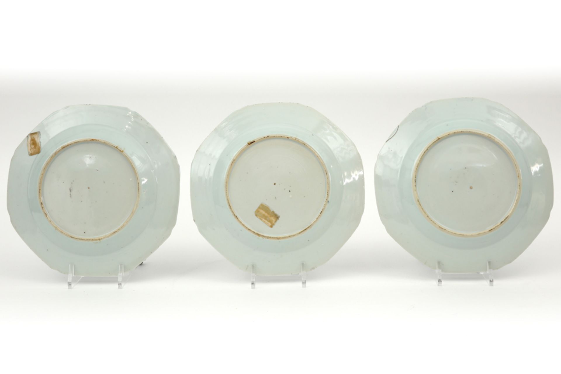 set of three octogonal 18th Cent. Chinese plates in porcelain with a blue-white decor || Reeks van - Bild 2 aus 2