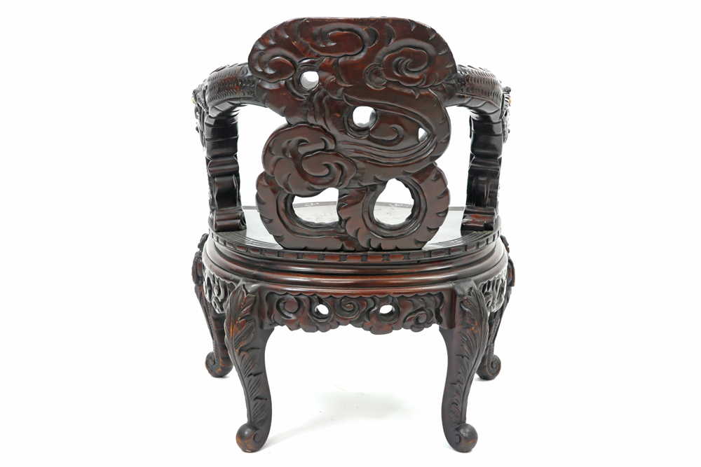 antique Chinese armchair in richly sculpted wood with a decor of dragons with inlaid eyes || Antieke - Bild 4 aus 4