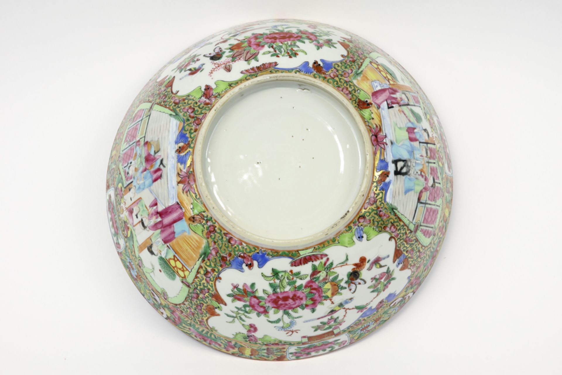 19th Cent. Chinese bowl in porcelain with a Cantonese decor || Negentiende eeuwse Chinese bowl in - Image 4 of 4