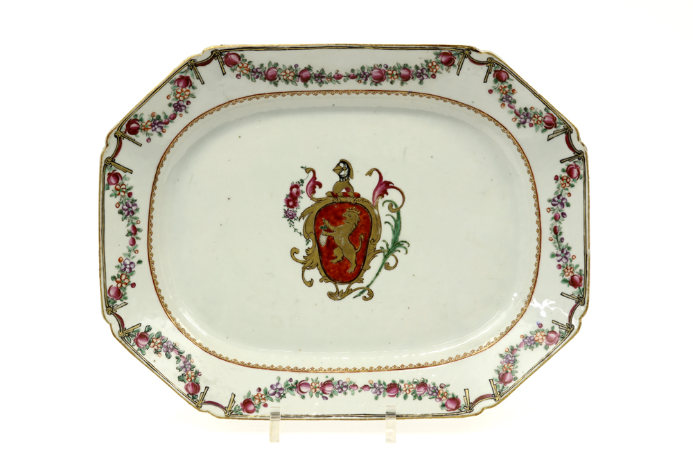 quite large 18th Cent. Chinese dish in porcelain with a polychrome decor with family crest || Vrij