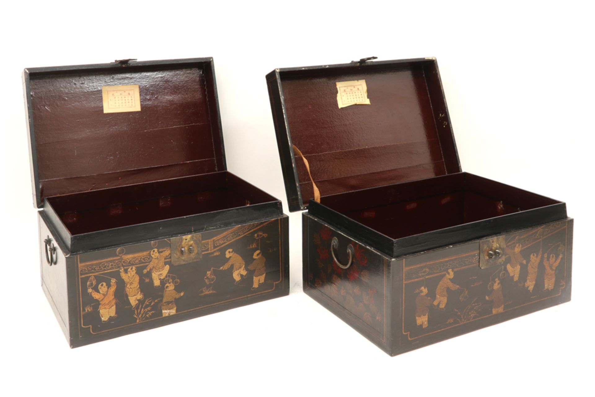 pair of antique Chinese chests in lacquered wood each with a top with a gilded decor with figures || - Bild 2 aus 4
