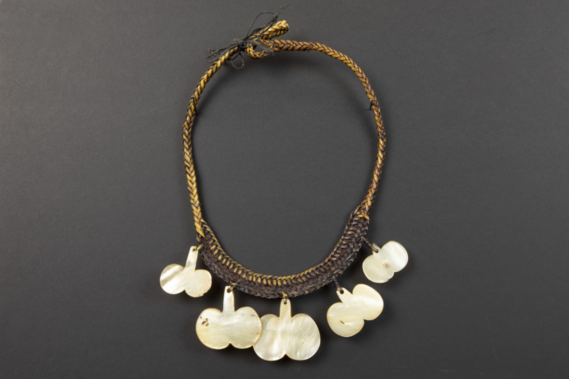 Philippines Ifugao necklace with five pendants in mother of pearl || FILIPIJNEN - ca 1950