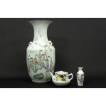 three pieces of Chinese porcelain with polychrome decor : a tea pot and two vases || Lot (3) Chinees