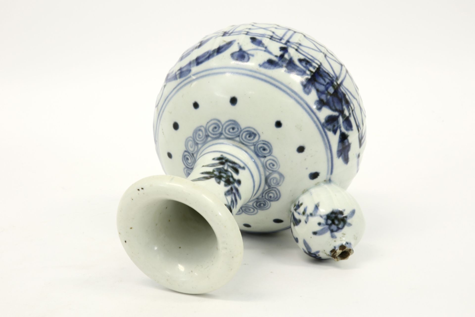 Chinese kendi in porcelain with a blue-white decor || Chinese zgn "kendi" met typische vorm in - Bild 5 aus 6