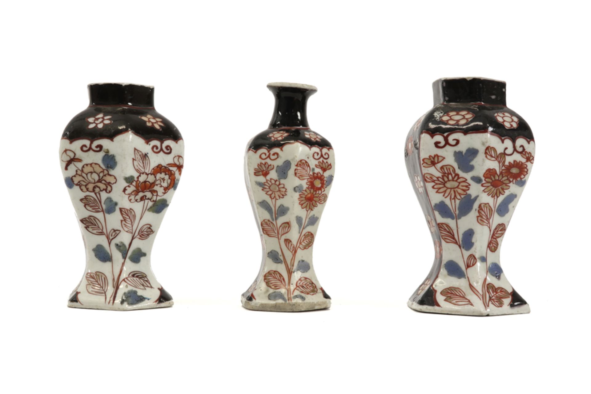 small antique garniture with three vases in porcelain with polychrome floral decor || Driedelig - Image 2 of 4