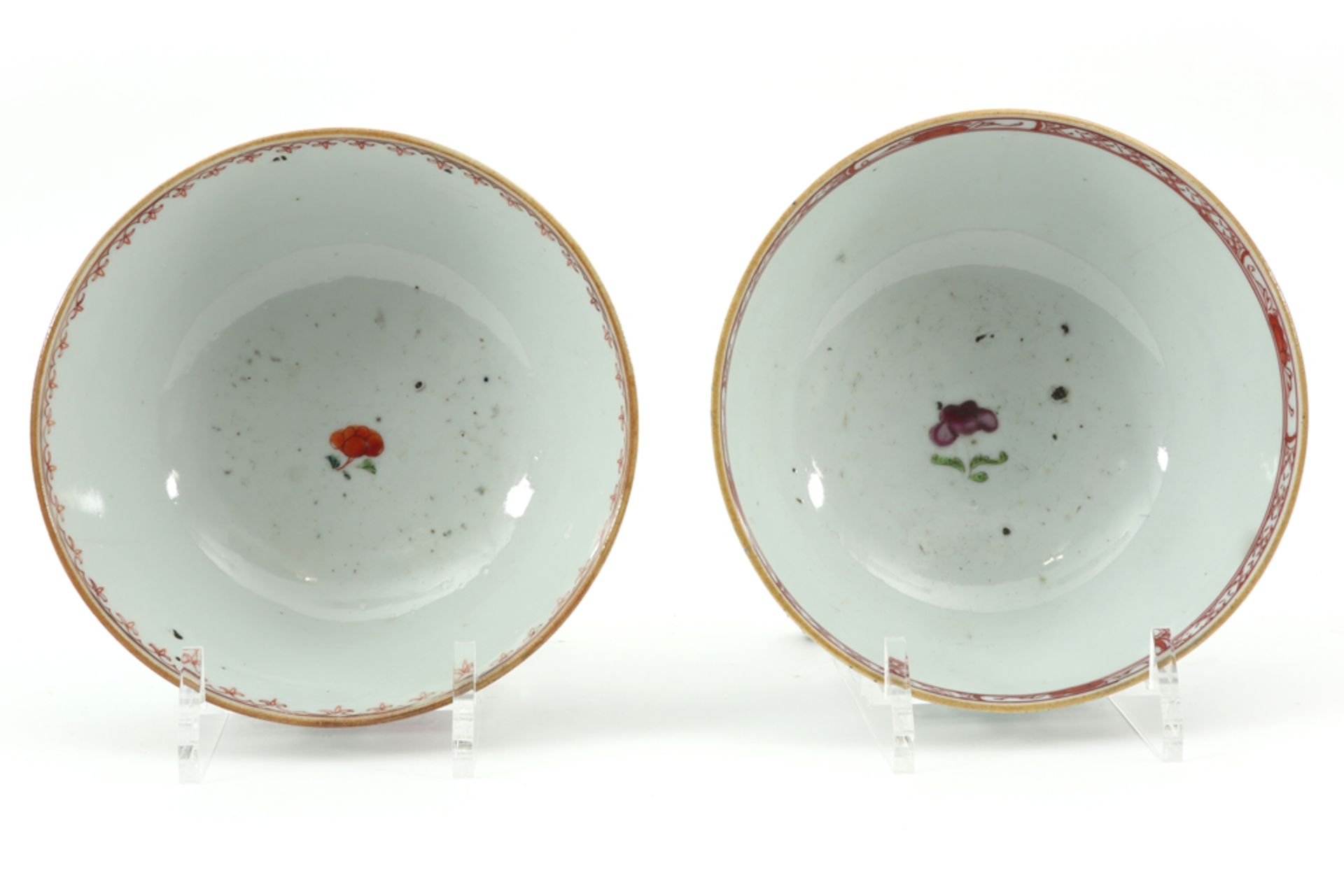 pair of 18th Cent. Chinese bowls in porcelain with a 'Famille Rose' flower decor || Paar - Image 2 of 3