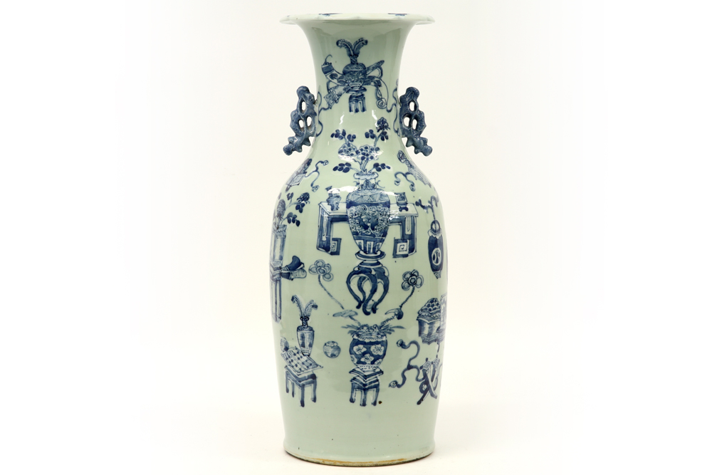 antique Chinese vase in porcelain with a blue-white decor with flowers and vases || Antieke